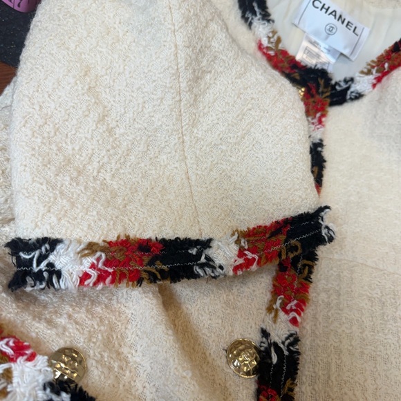 CHANEL Ivory Tweed Coat with Vibrant Trim - Picture 12 of 17